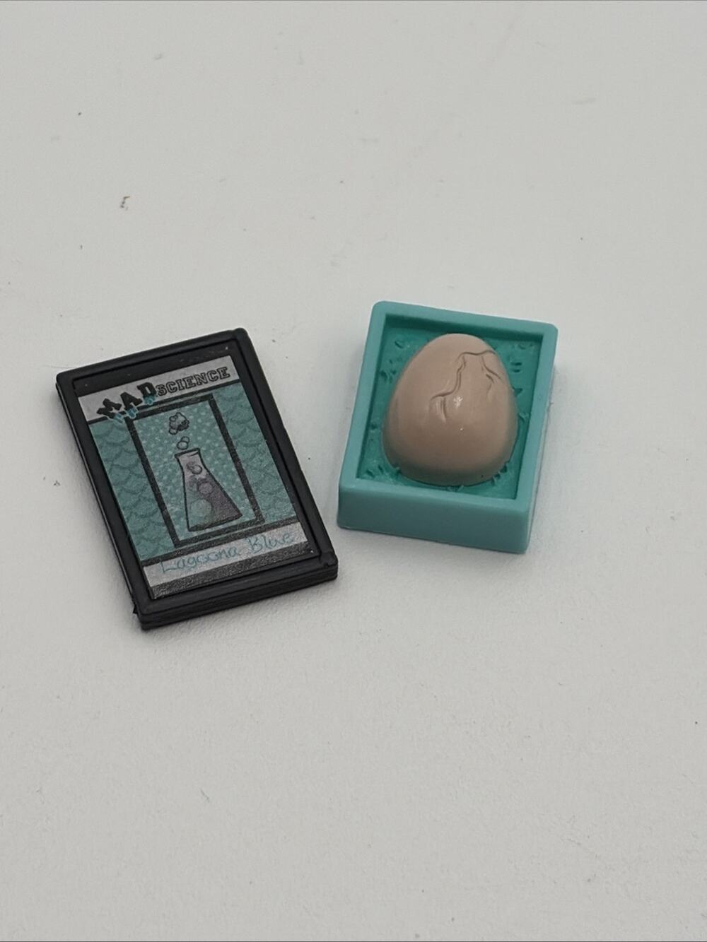 Monster High Lagoona Blue Mad Science Classroom Fossil Dinosaur Egg Lab Book set